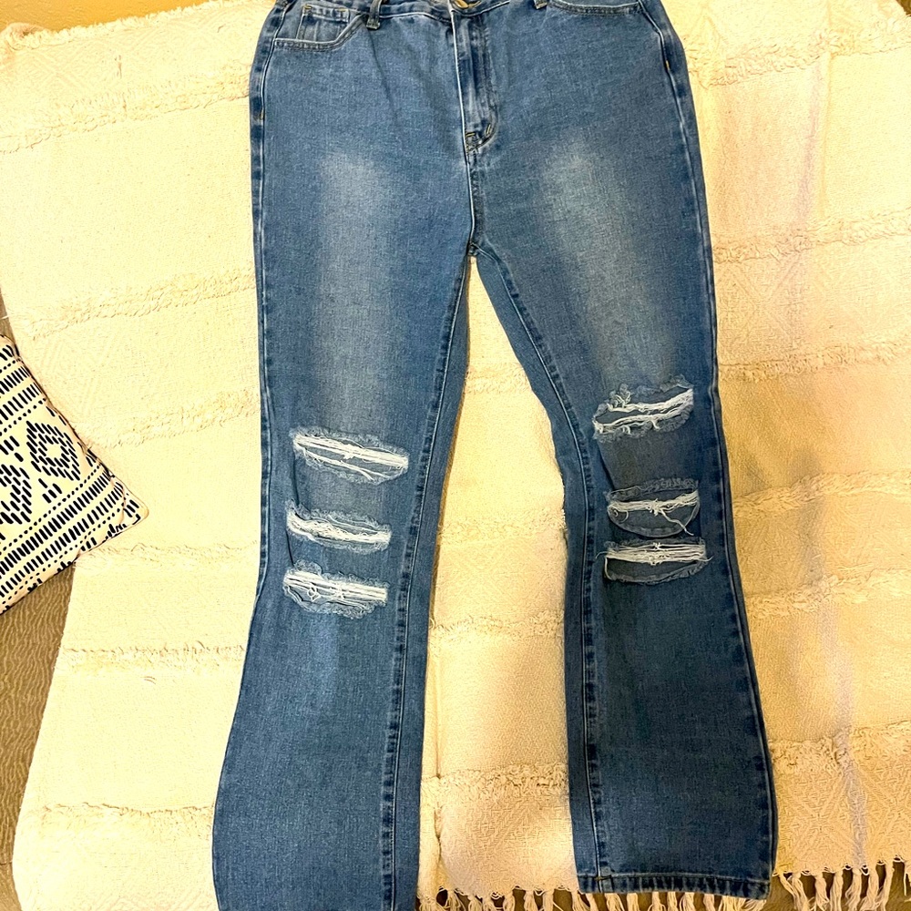 Wide leg, distressed jeans. High-rise.